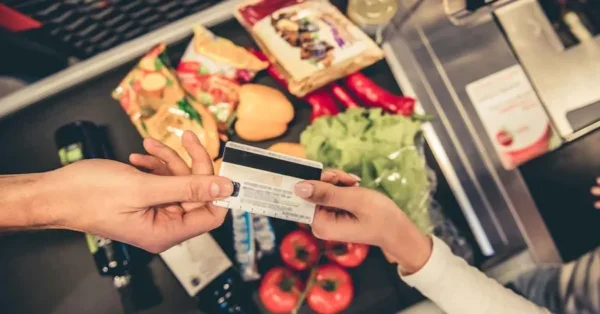 El 46 % de las compras de alimentos se hicieron con tarjeta